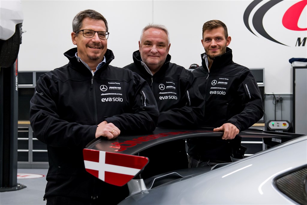 Jan Engelbrecht, Søren Jönsson og Mikkel C. Johansen ved GT4-racerens enorme bagvinge.
(Foto: Jokum Tord Larsen)